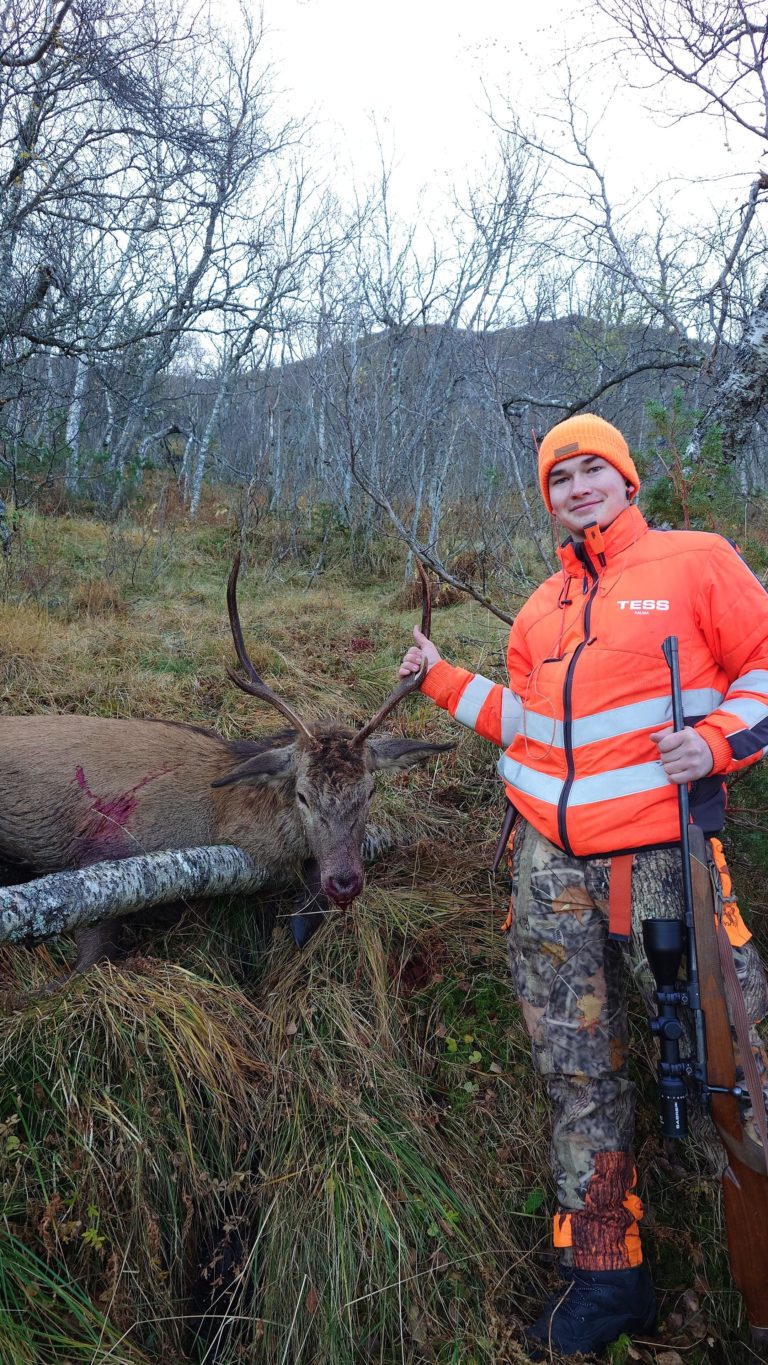 Kennet Andre Lid Frøyset sin første dag med børsa på jakt. Fikk låne godposten til gamleonkel Olav, og plutselig datt første hjorten. Kjekt med rekrutering i jaktlaget. Gratulerer